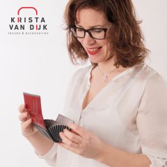 Kristas creditcardhoesje van leer in zwart rood grijs.jpg