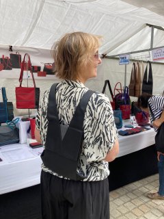 Leren schoudertas 2023 07 15 Kunstmarkt Vaals N2 zwart rugtasje.jpg