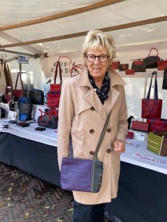 Leren schoudertas 2023 07 23 Kunstmarkt Bergen Helsinki small donkergrijs-donkerpaars-olijfgroen.jpg