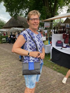 Leren schoudertas 2023 08 13 Kunstmarkt Wezup France small donkerbruin.jpg