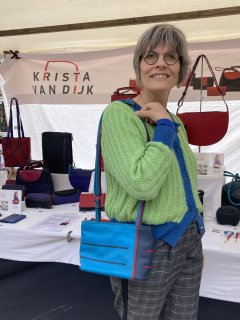 Leren schoudertas Helsinki small turquoise-donkerblauw-felrood kunstmarkt Heemstede.jpg