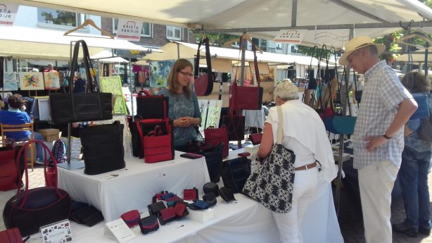 Kristas leren tassen op de kunstmarkt in Heemstede 2018.jpg