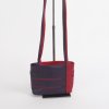 nederlands ontwerp lederen design tas achterkant paars rood met zwart lijnen en licht gekleurde voer