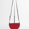 rood zwart design tasje met lange schouderband en mooi afgewerkte voering in felrood met ritssluitin