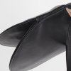 zwart leren tasje zijkant met uitklapbare bodem stiksel en aanhechting schouderband met gesp tas slu
