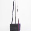 leren tas zwart Helsinki small ontwerp van Krista van Dijk met paars en felrood streepje en lange ve