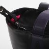 ritssluiting luxe zwart lederen tas met paarse hengsels detail ritssluiting met drukknoop van tassen