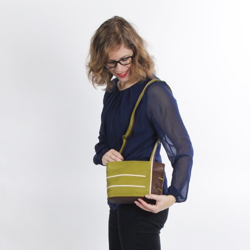 bruin leren tas met olijfgroen met verstelbare schouderband en rits - praktisch in gebruik van ontwerpster Krista van Dijk - model Helsinki small.jpg