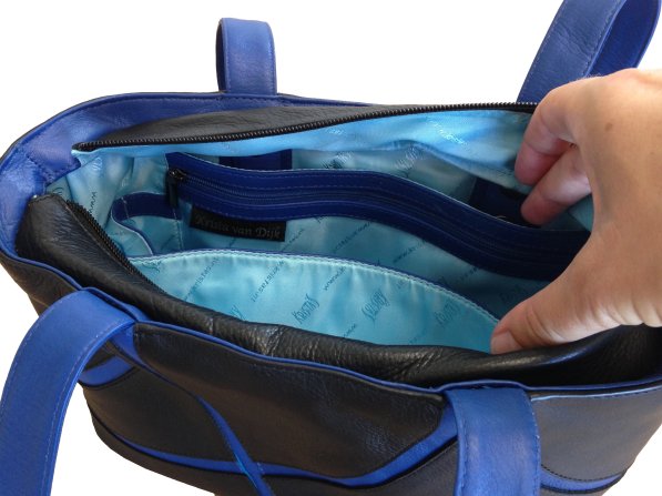 zwarte leren tas met blauw liggend voering model Lahti van Kristas.jpg