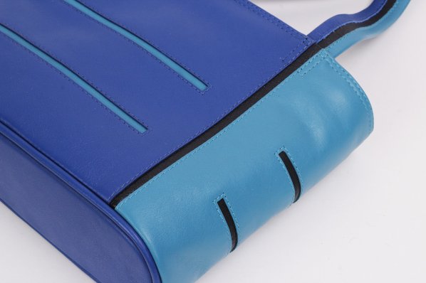 blauw turquoise leren damestas met strepen - verstelbare schouderband en ritssluiting en stevige bodem.jpg