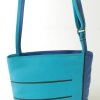 leren tas schoudertas crossbody verstelbare schouderband dutch design Krista van dijk model Helsinki medium.jpg