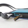 detail schouderband rits tasje luxe leer turquoise en blauw van Kristas tassen.jpg