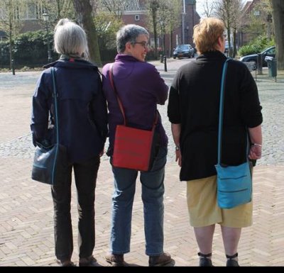 3 dames met de Helsinki square tas.jpg