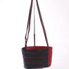 leren damestas met lange verstelbare schouderband zwart-felrood-paarse lijntjes design leren tas Helsinki medium van Kristas tassen.jpg