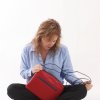 crossbody tas felrood zwart leer met praktische voering en verstelbare schouderband.jpg