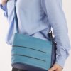 leren damestas turquoise blauw leer Kristas tassen model Helsinki medium.jpg