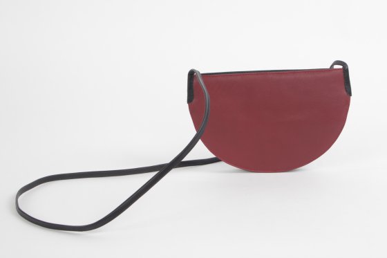 lerentasje roodbruin met zwart design met lange verstelbare schouderband riempje en ritssluiting met