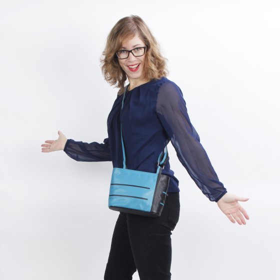 Zwart turquoise leren damestasje met verstelbare schouderband en streepjes van dutch designer Krista