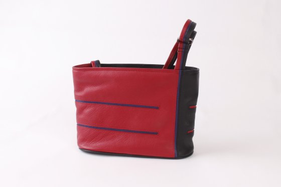 schoudertas zwart-felrood-paarse lijntjes design leren tas Helsinki medium van Kristas tassen.jpg