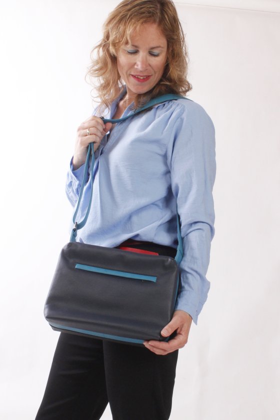 crossbody tas leee zwart donkerblauw turquoise.jpg