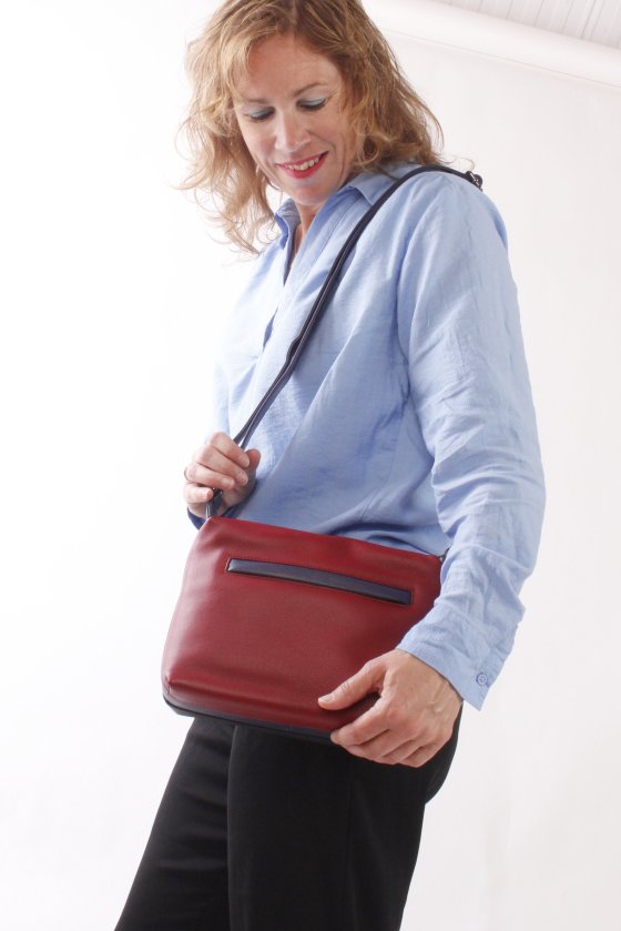 crossbody tas schoudertas rood zwart leer exclusief design Kristas model vihti.jpg