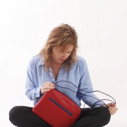 crossbody tas felrood zwart leer met praktische voering en verstelbare schouderband.jpg