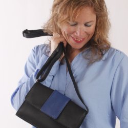 schoudertas zwart leer met blauw verwisselbaar flapje model France van Krista van Dijk.jpg