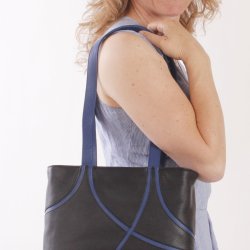 damestas leer blauwe lijnen zwart Kristas tassen model Lahti.jpg
